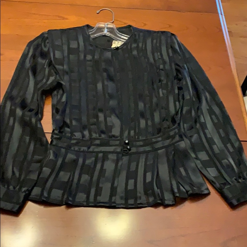 🌎New with tags Nicola shirt top
